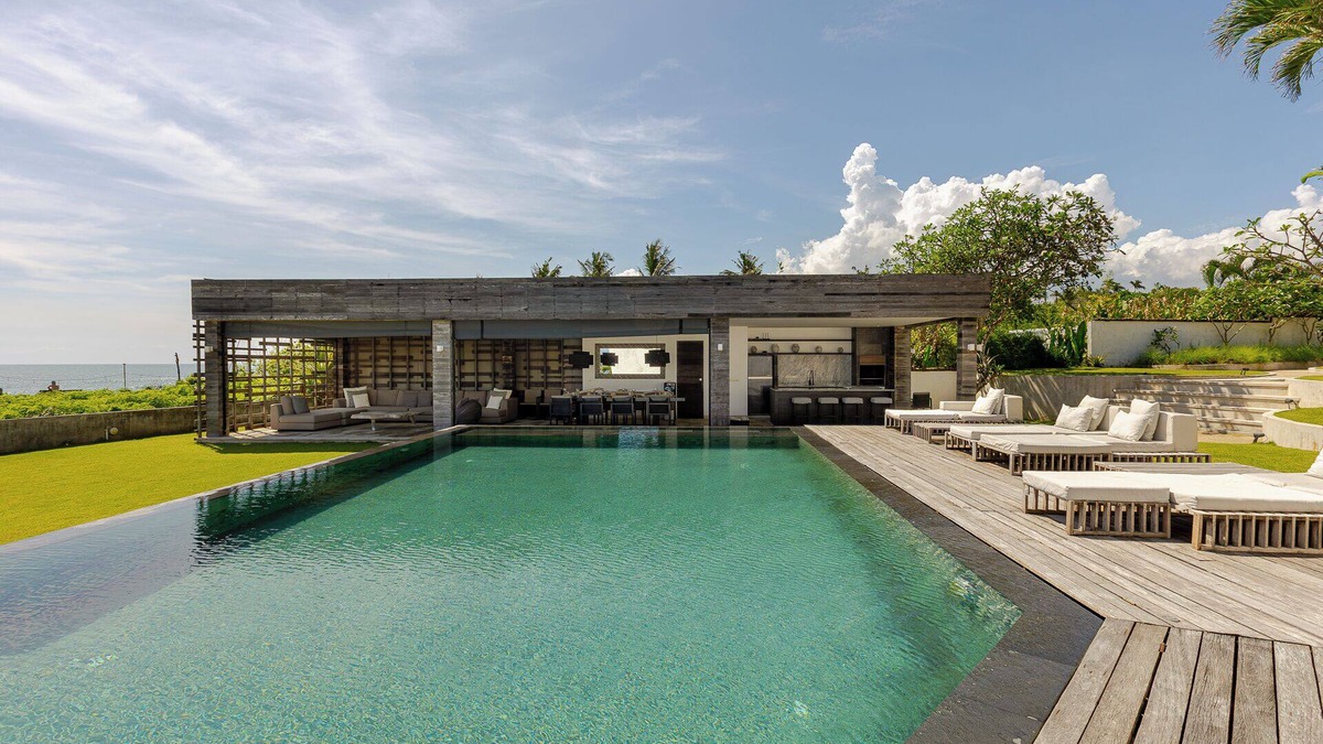 Cemagi Villa | Beachfront Villa in Bali. Beach Club. 2 swimming pools. 5 bedrooms. Private Chef