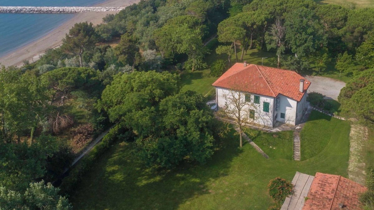 Eraclea Mare Villa | Beachfront villa with park and beach ideal for families with children
