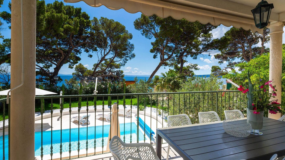Brela Villa | Beachfront Villa with heated private pool