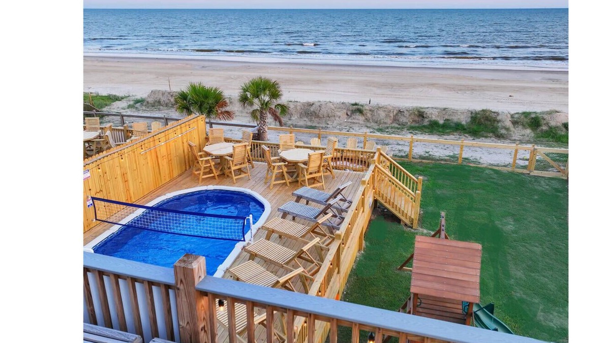 Port Bolivar House | BeachfrontHeatedPool!HotTub!Weddings!EventParking!Sleep24!Pets!Starlink!PuttPutt