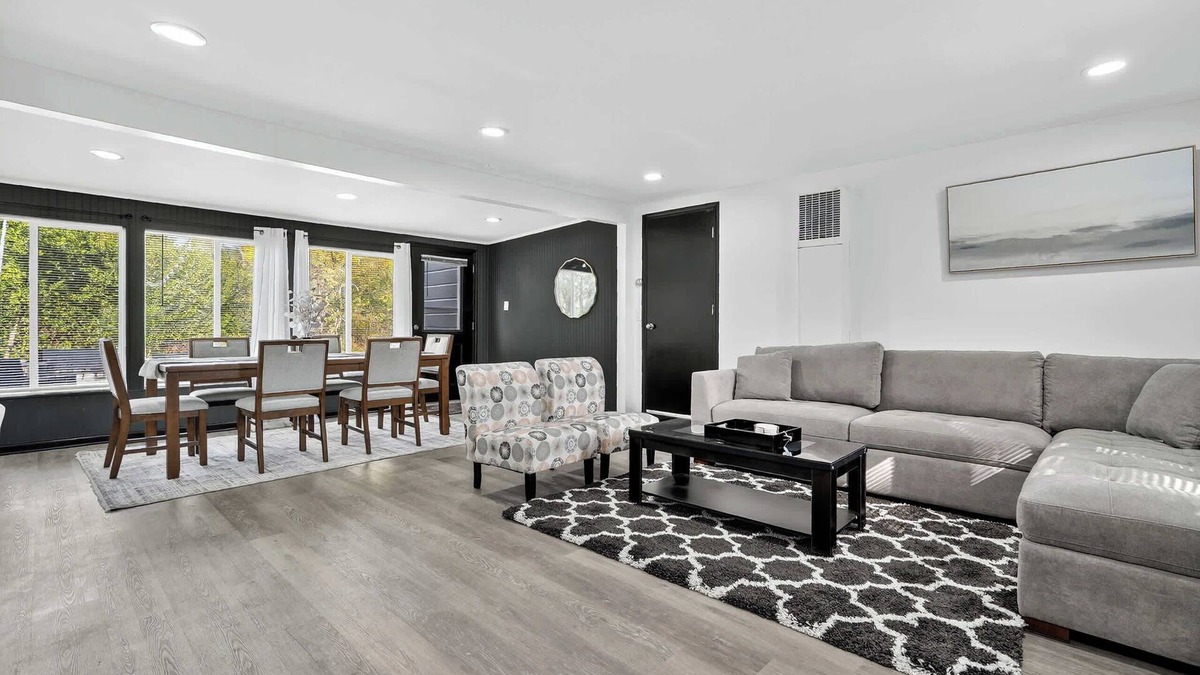 Waukegan House | BeachPark Retreat-Huge outdoorGame roomNavy