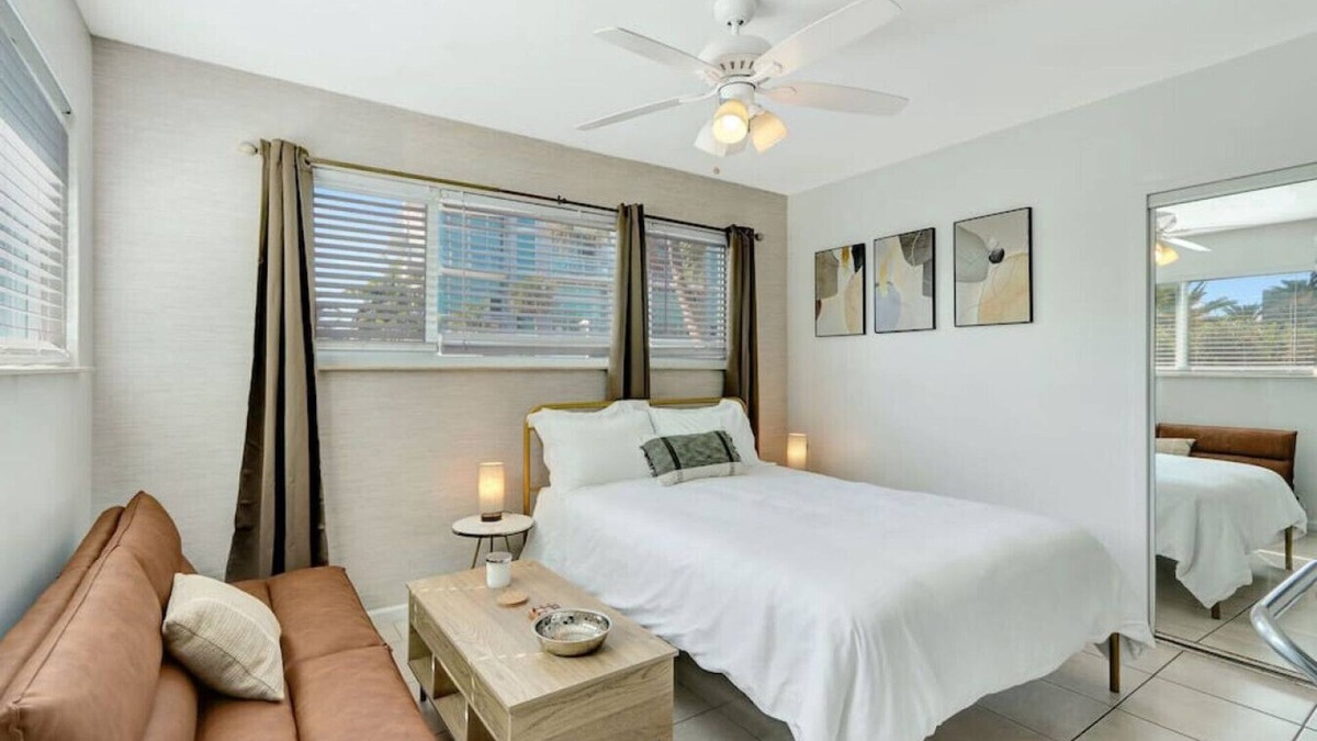 Hollywood Apartment | Beachside Bliss: Hollywood Studio