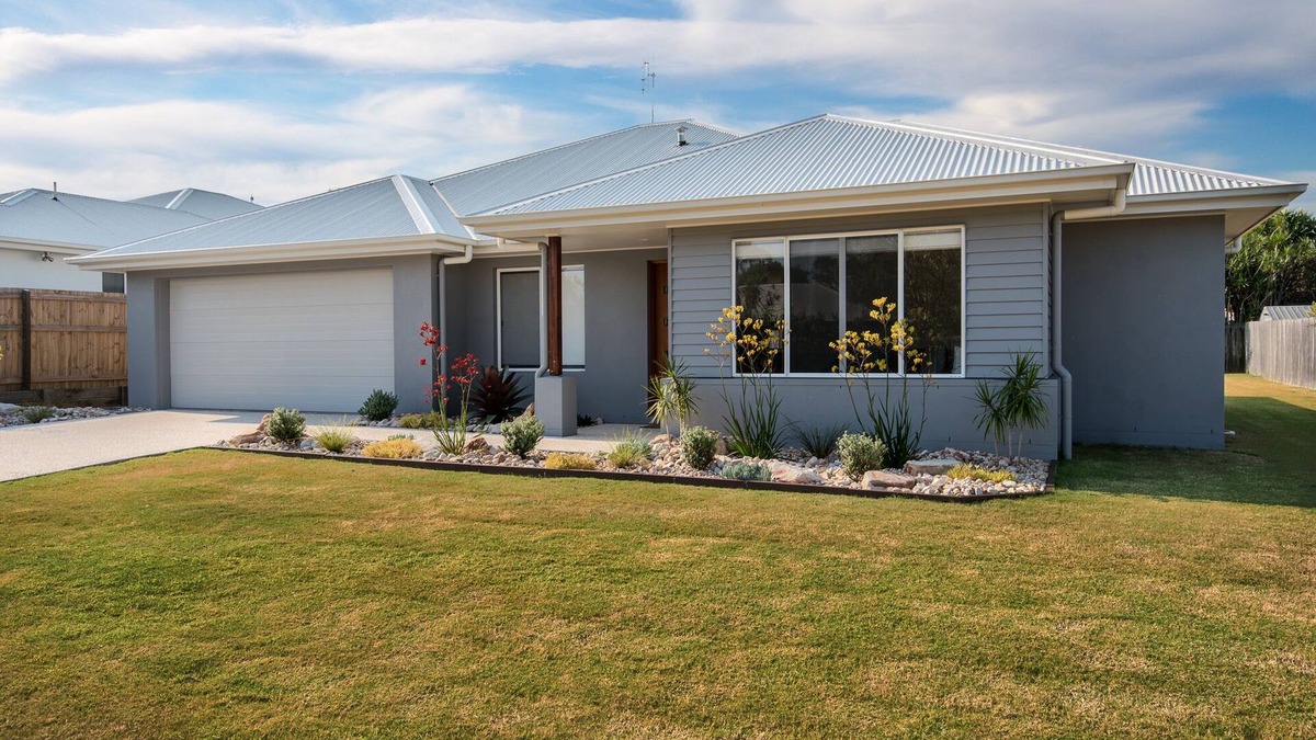 Mudjimba House | Beachside bliss in NEW house with huge backyard