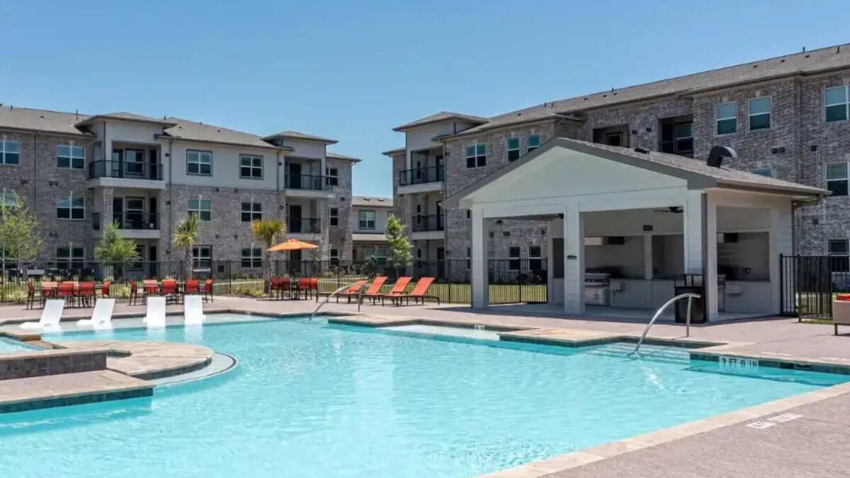 Texas City Apartment | Beachside Bungalow near Galveston w/Pool & Parking