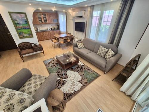 Altnkum Mahallesi Apartment | Beachside Duplex with Patio