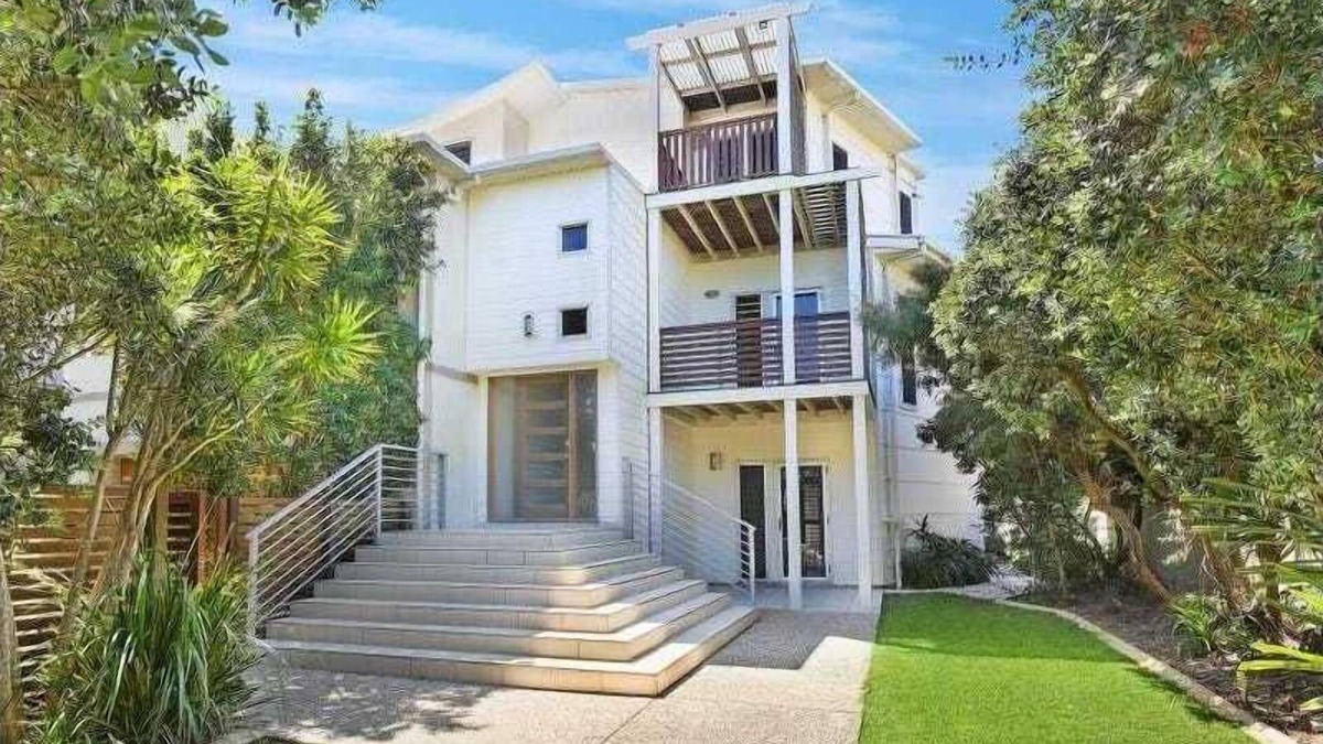 Twin Waters House | Beachside house in Sebel Resort- 5 Bedroom home in a resort!