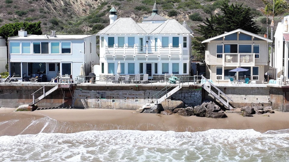 Faria Beach House | Beachside Luxury – Oceanfront - The Shoreline - 4-bedroom house with WiFi and AC