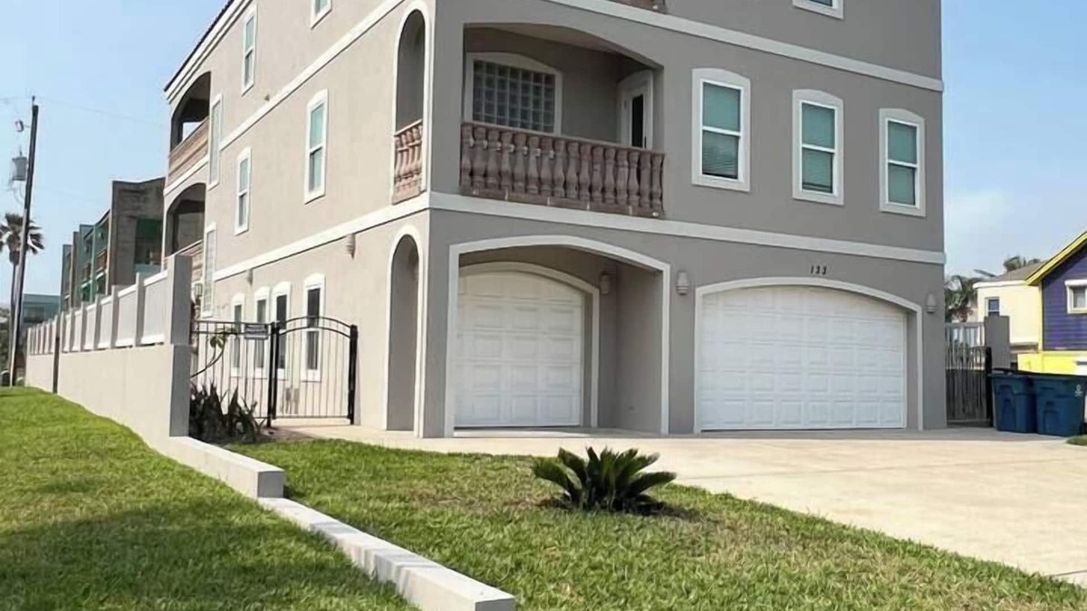 South Padre Island House | BEACHVIEW, 100'TO BEACH, POOL/JACUZ, BILLIARD, FAM REUNION!