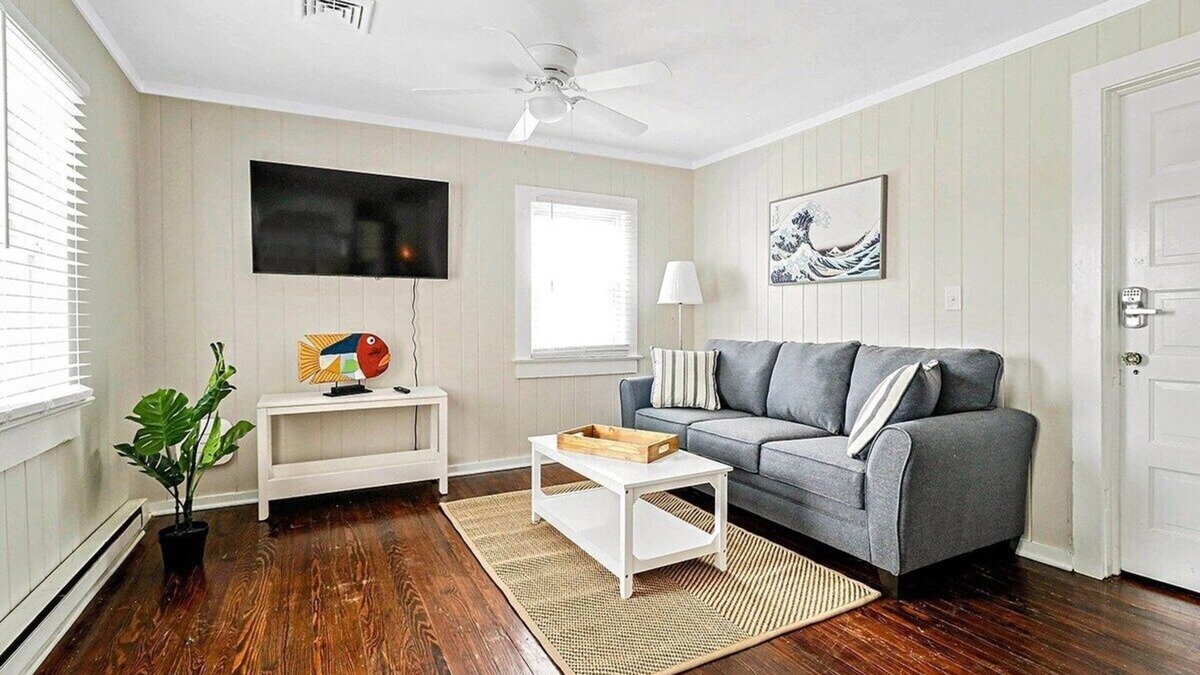 Northeast Virginia Beach Apartment | Beachwalk #2, 8 minute walk to the Beach!