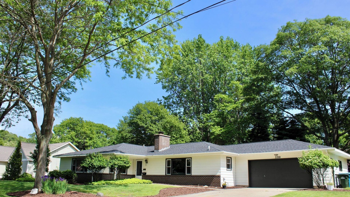 Beachwood-Bluffton House | Beachwood Home - Muskegon - walk 2 Lake MI BEACH + local playground + pickleball