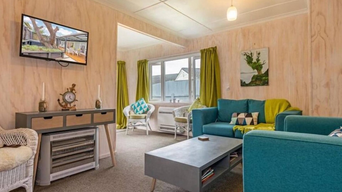 Foxton Beach House | Beachy Bach - With Brand New Spa Pool!