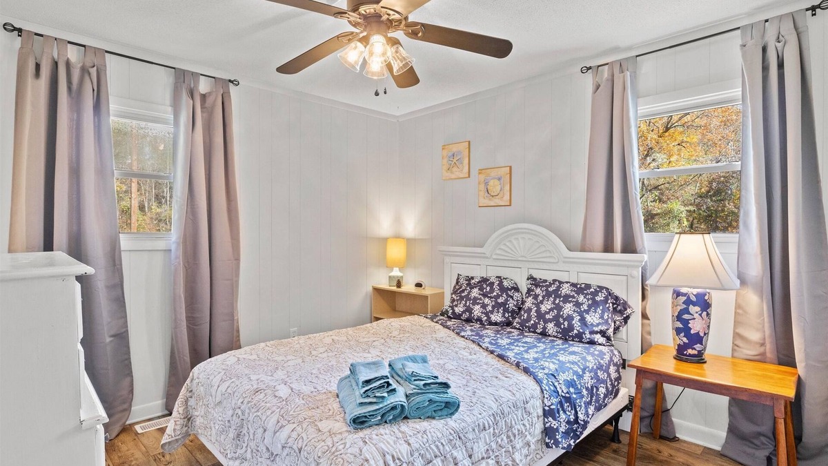 Wake County House | "Beachy" Getaway - Cozy and Secluded Lodge Home