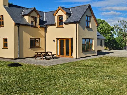 Skibbereen House | Beacon View House 4-Beds Sleeps 8 Parking