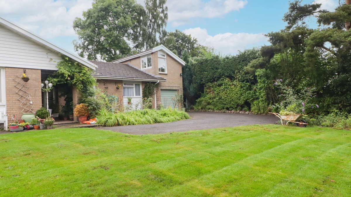 Brecon Apartment | BEACONS REST, with a garden in Brecon