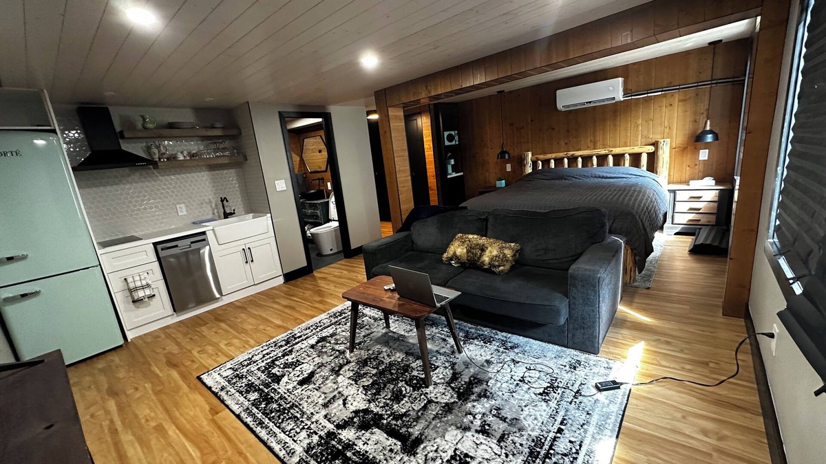 Beamsville Hotel | Beamsville Rustic Modern Suites