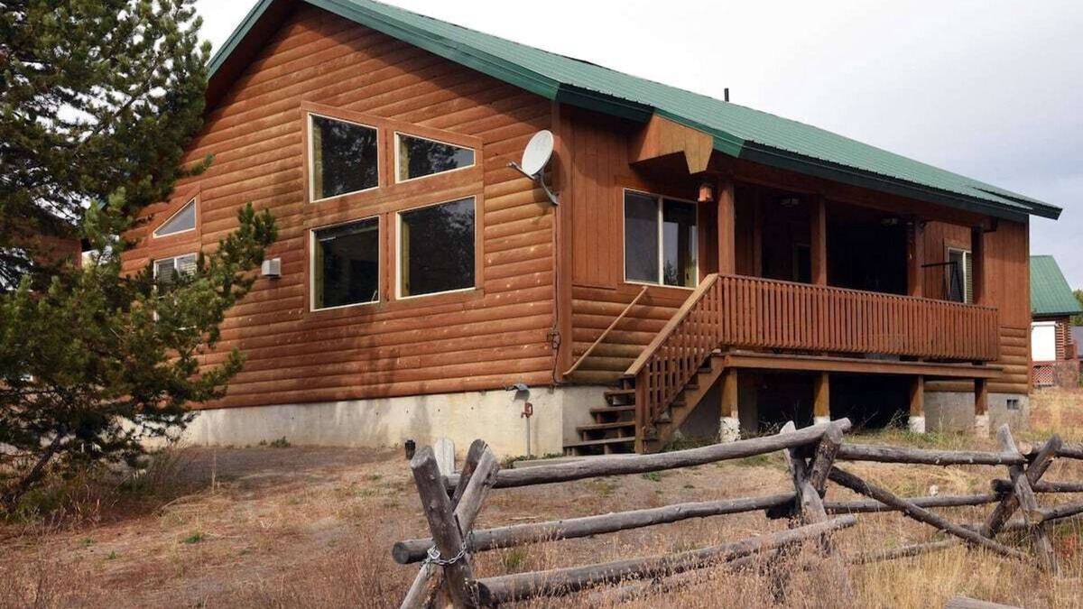 Island Park Cabin | Bear Bungalow | Sleeps 10 | 23 Minutes to Yellowstone