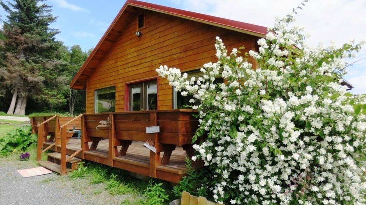 Kachemak House | Bear Canyon Cottages - Bird House