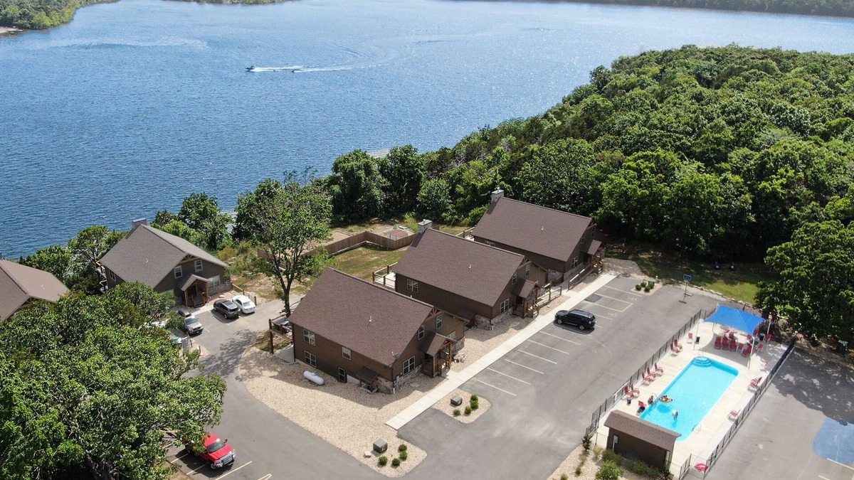 Lampe Cottage | “Bear Claw" - Cabin w/Bluff Lake View Near Branson w Pickleball Court!