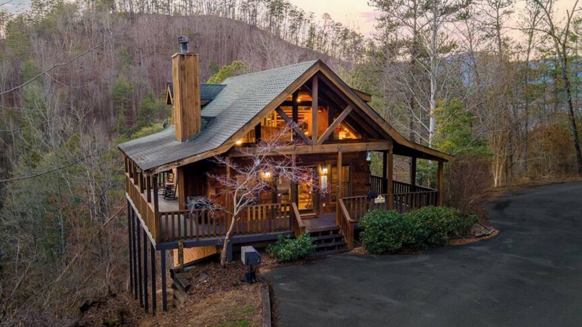 Trappers Ridge Cabin | Bear Claws: Honeymoon, Wooded View, Games, Hot Tub, Wifi, near Dollywood!