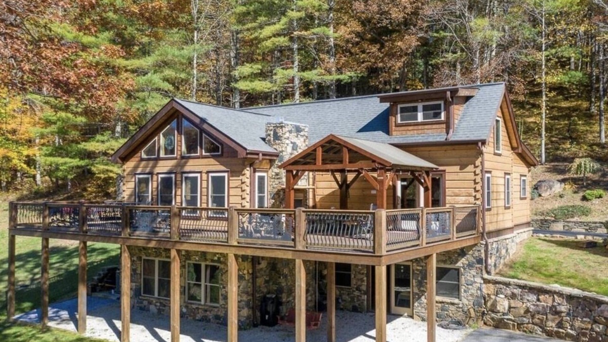 Burnsville Cabin | Bear Creek Cabin! Hot Tub+Fire Pit, Fireplace, Mtn Lodge, Private, WiFi, Grill!
