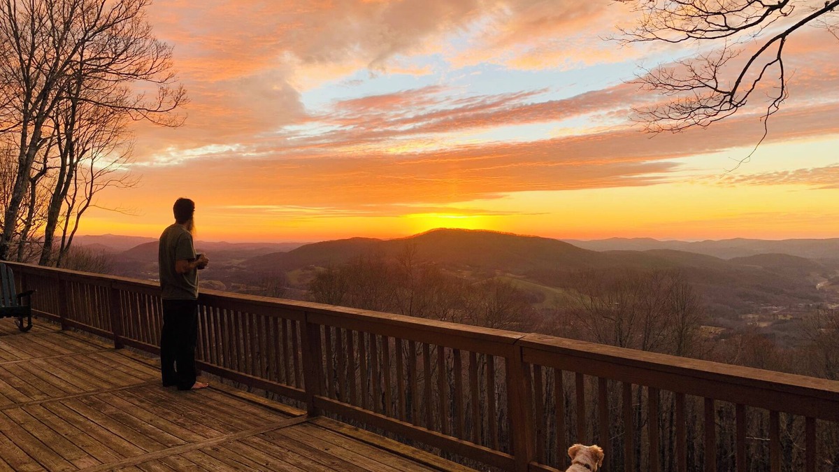 Todd Cabin | BEAR FEET RETREAT, 100 MILE VIEWS, HOT TUB, 4 BEDROOMS, sleeping loft SLEEPS 22