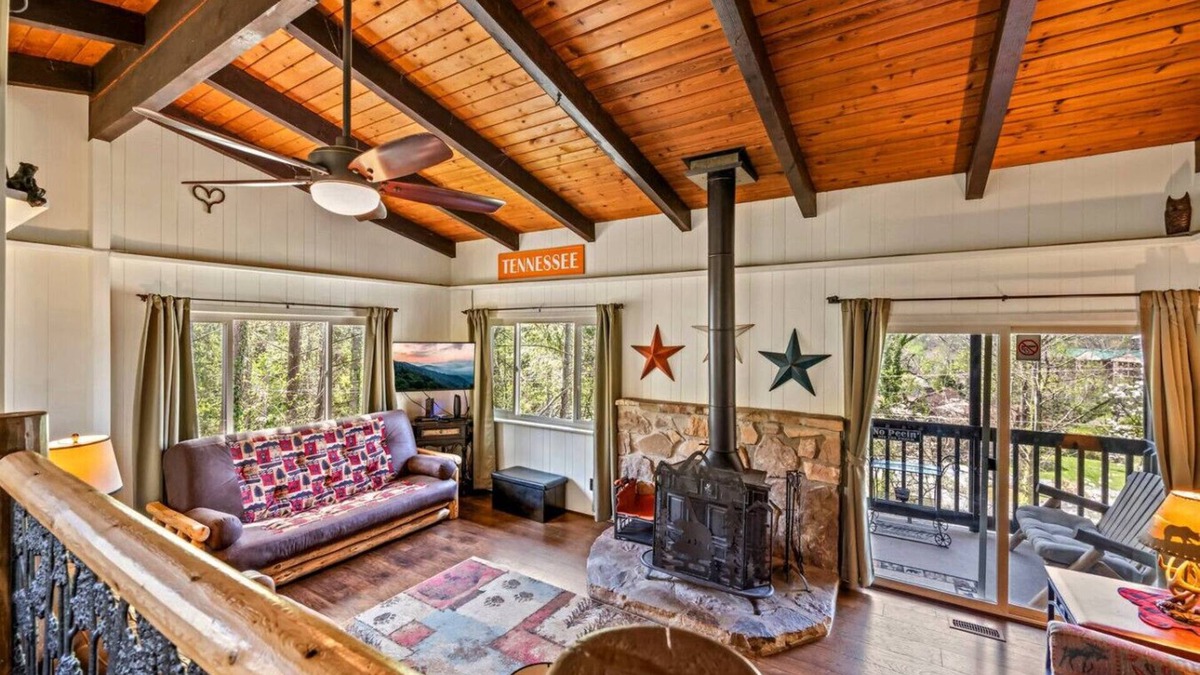 Gatlinburg Cabin | Bear Foot Den: Hot Tub + Fireplace + Games* 2 Mins to Gatlinburg!