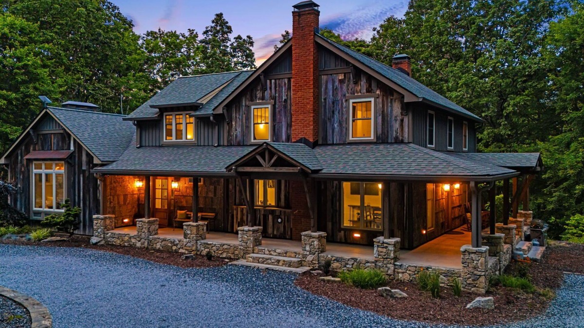 Hendersonville House | Bear Hug Retreat | Hot Tub, Fire Pit & Guesthouse + Biltmore Pass🔥