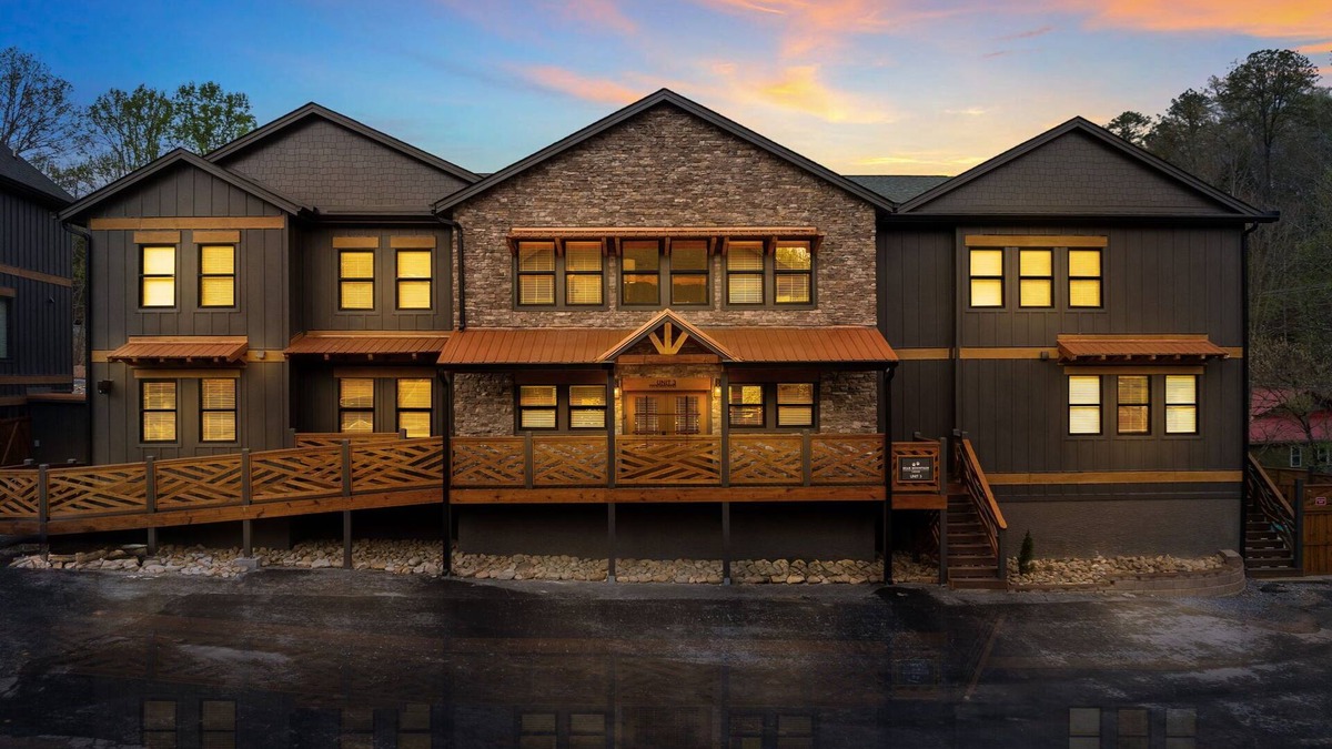Gatlinburg - Pigeon Forge Cabin | Bear Mountain Lodge | 18BR Luxury Cabin w/Pool, Theater, Mini Golf, Sleeps 86