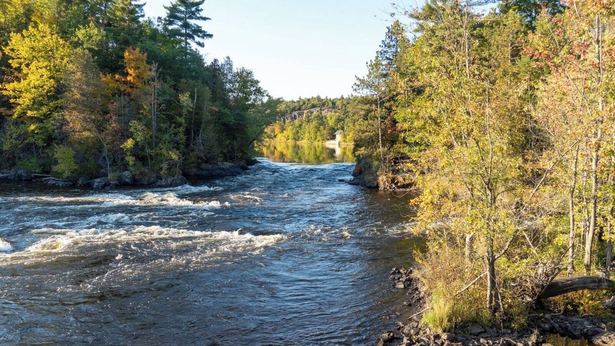 Wauksaukee Cabin | Bear Point Hideout on Menominee River