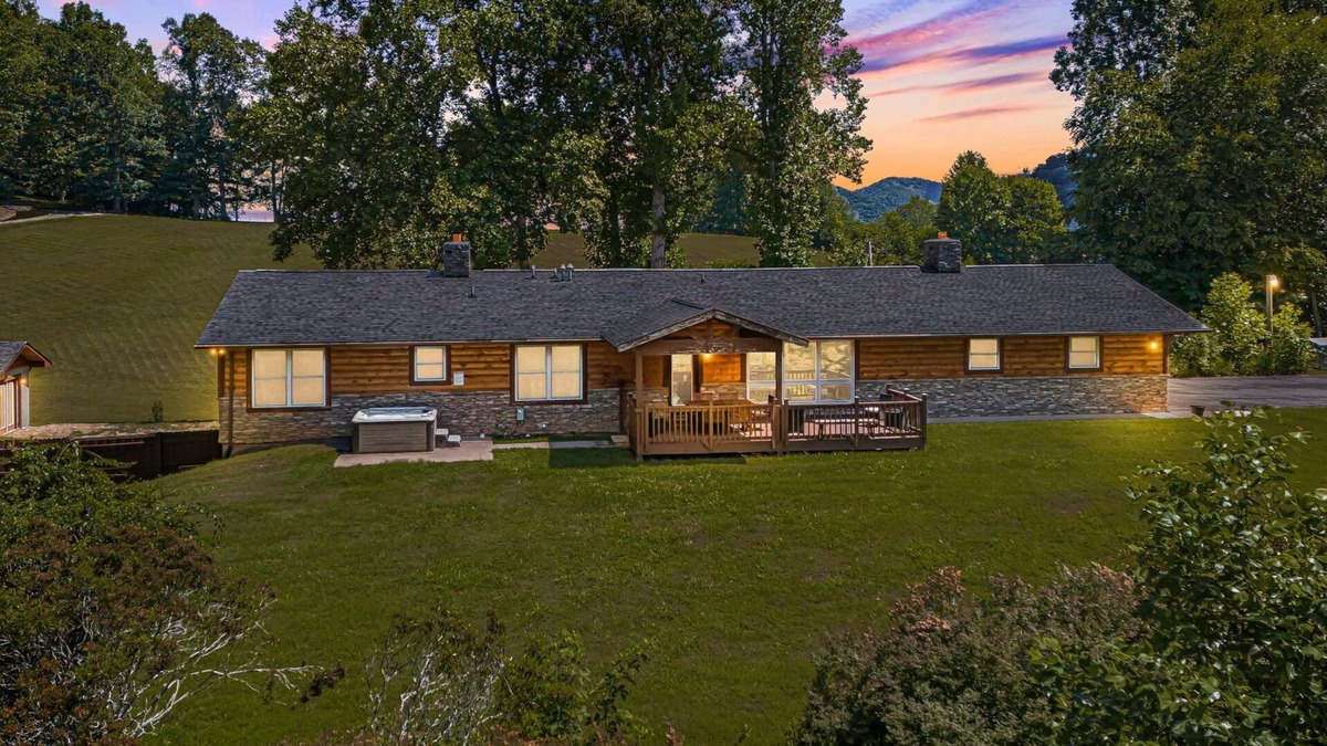 Burnsville House | Bear's Den | 2 Homes, Hot Tub & Views⛰️ + Biltmore Pass