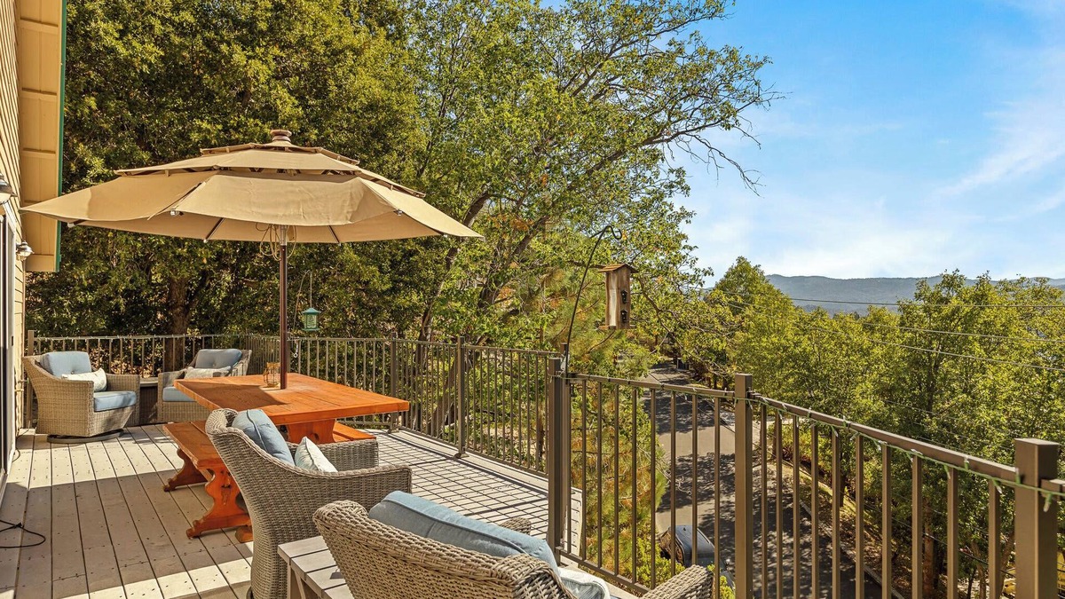 Lake Arrowhead House | Bearfoot Lodge near Hiking & Skiing!