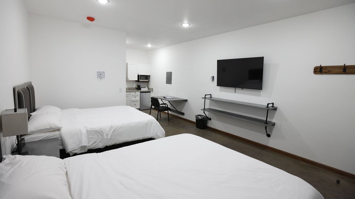 Bruno Hotel | Bears Den Motel