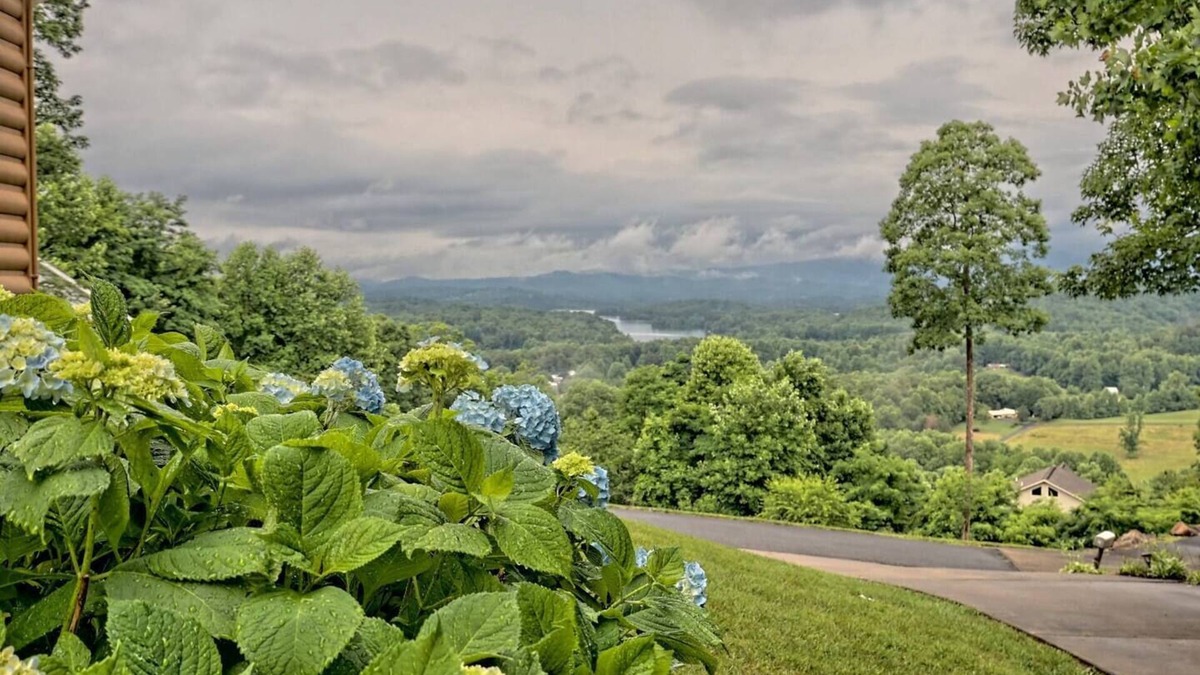 Hayesville Cabin | Bears Eye View - by Chatuge Home Concierge lake and mountain views