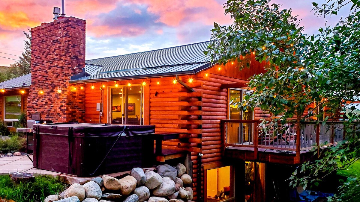 Red Lodge House | BEARTOOTH FOOTHILL RETREAT- Serenity near town with hot tub, sauna, game room