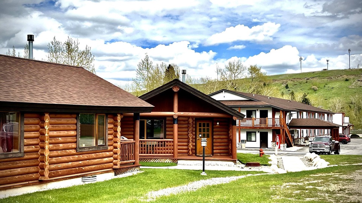 Red Lodge Hotel | Beartooth Hideaway Inn and Cabins