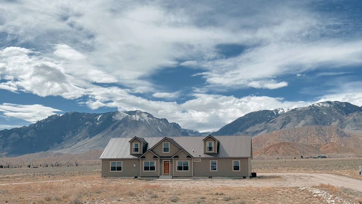 Clark House | Beartooth Retreat - EPIC Mountain Views! Near Cody WY and Red Lodge MTn