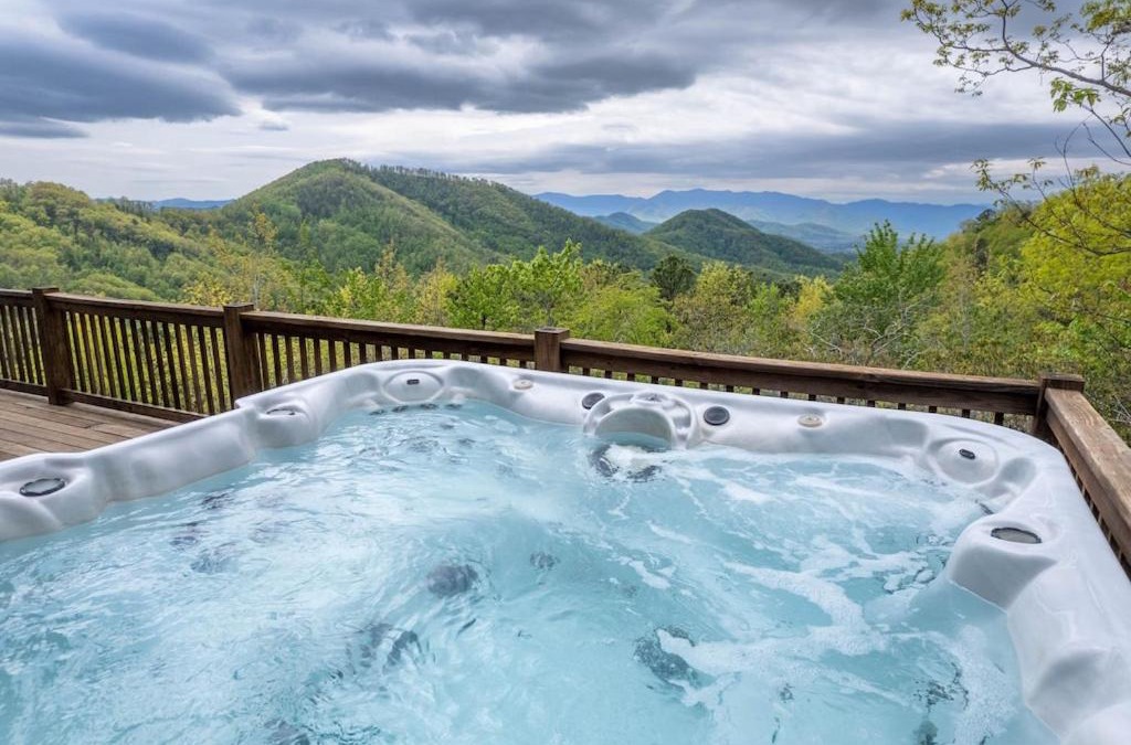 Franklin House | Beary Cozy Cabin! Incredible views, hot tub, games, and more!
