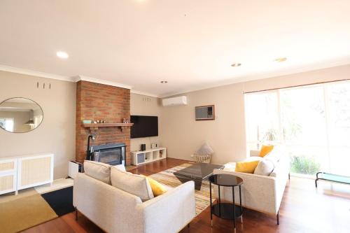 Beaumaris House | Beaumaris Lovely House - Bayside Holiday Rental - Entire 3 BR 1 Spa Bath 1 min to Golf Clubs