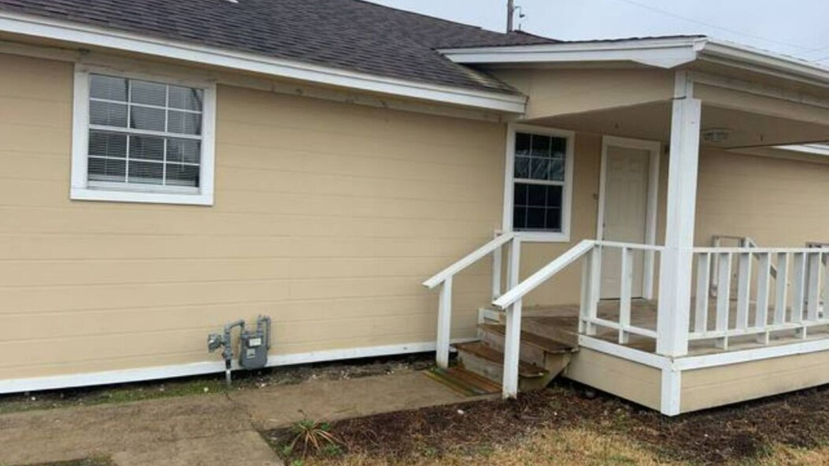 Beaumont House | Beaumont Chateau - SHORT/LONG TERM FURNISHED 2/2 HOUSE