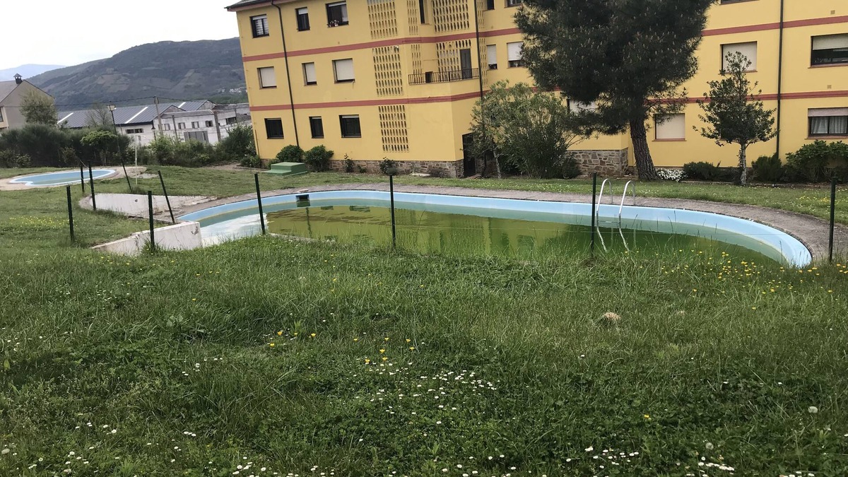 Villafranca del Bierzo Apartment | Beautiful apartment with views of the mountains and pool.