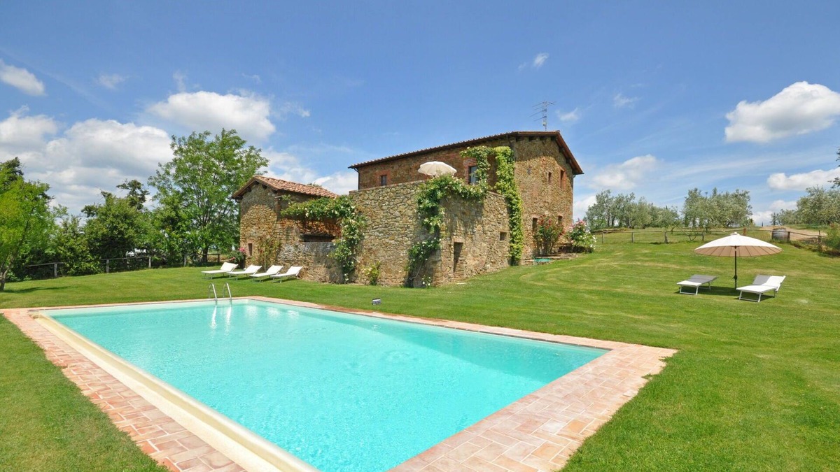 Castelnuovo Berardenga Apartment | Beautiful apartment for 6 guests with WIFI, pool, terrace, pets allowed and panoramic view