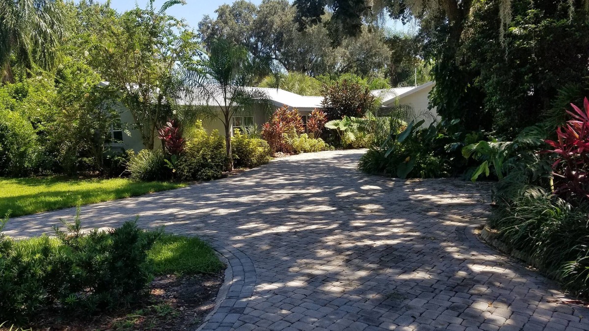 Winter Haven House | Beautiful Lake Front cottage w/heated pool & Hot Tub, 23 miles from Disney