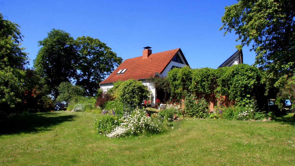 Lalendorf House | Beautiful house and garden with trampoline