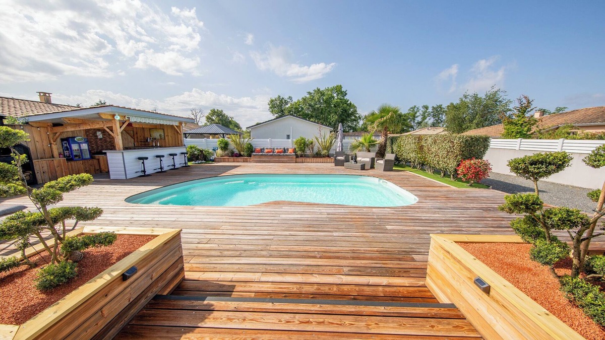 Saint-Medard-en-Jalles Villa | Beautiful house with large garden for 8 people with heated swimming pool