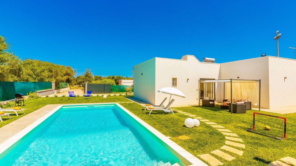 San Vito dei Normanni Villa | Beautiful private villa with A/C, pool, WIFI, TV, veranda and pets allowed, close to Ostuni