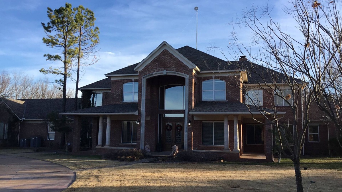 Edmond House | Beautiful 10 acre wooded estate with 4 bedrooms, 4 1/2 baths & private pool.