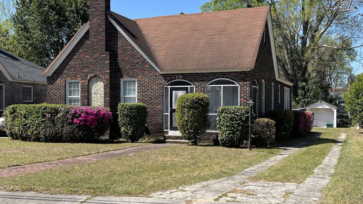 Sumter House | Beautiful 1930s brick home in historic district.