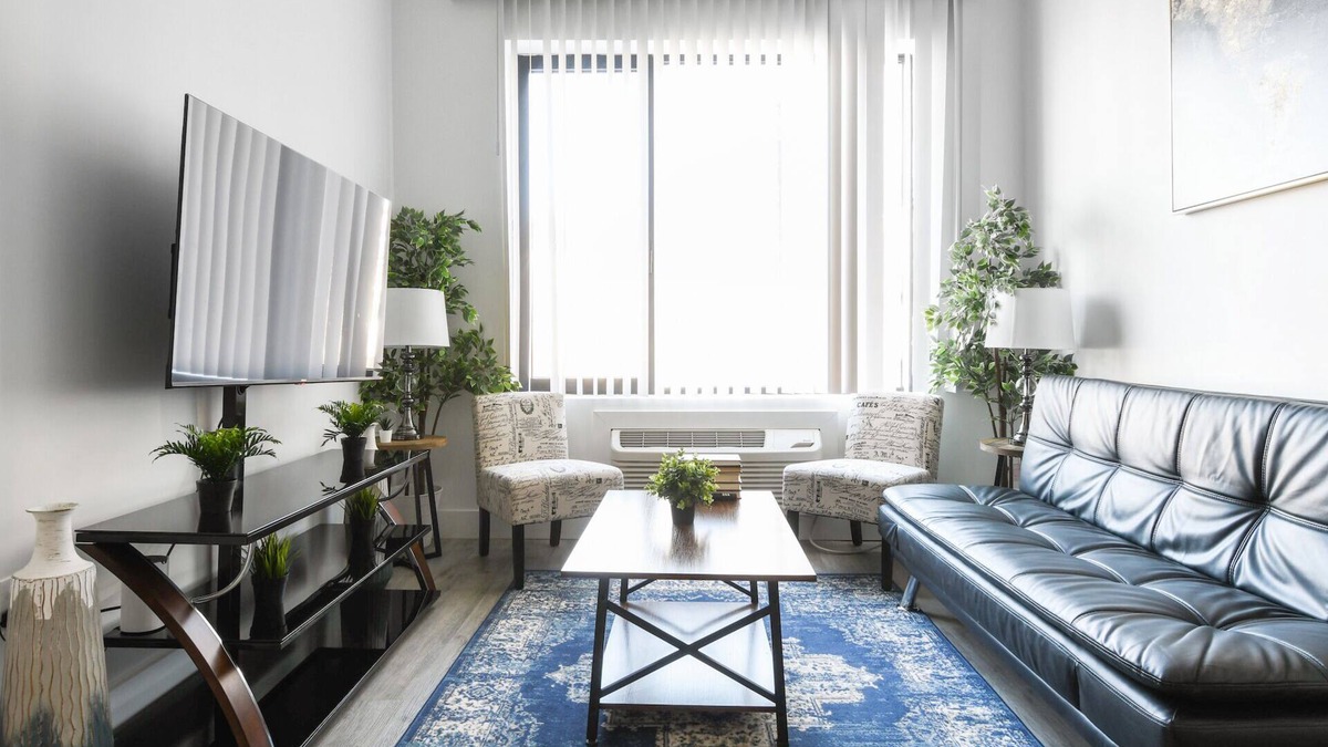 Elizabeth Apartment | Beautiful 1BR Close to Airport 0935