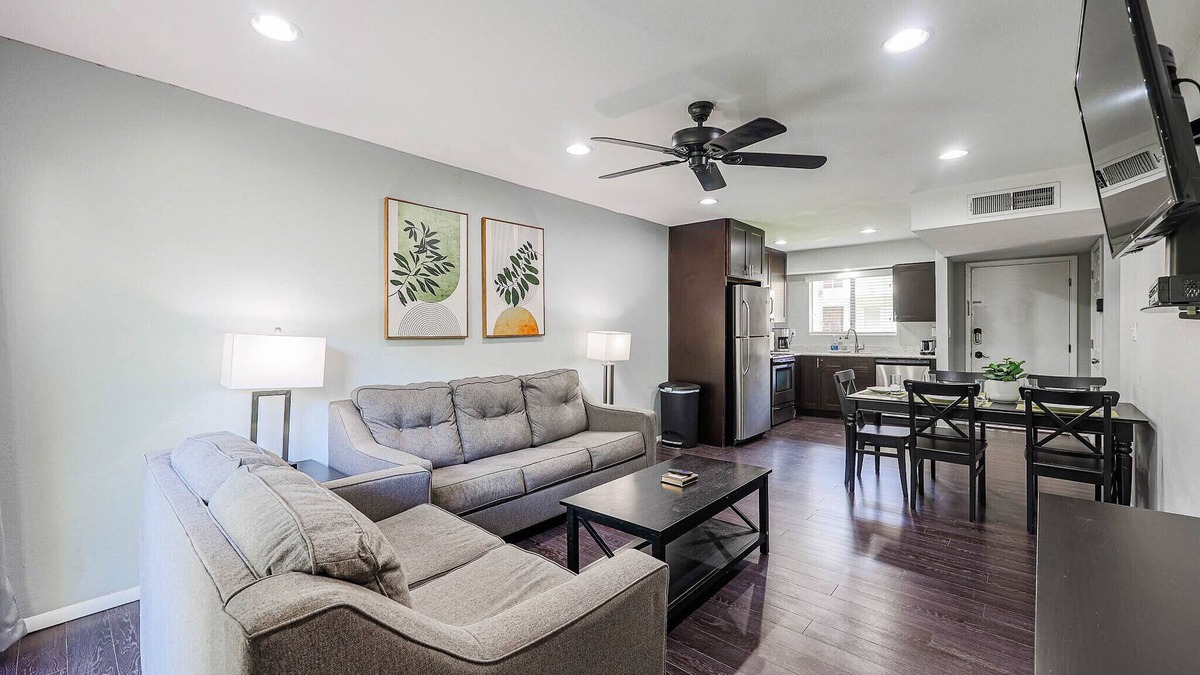 Fashion Square Apartment | Beautiful 1BR Condo with Pool for Relaxing Stays Next to Mall & Bars