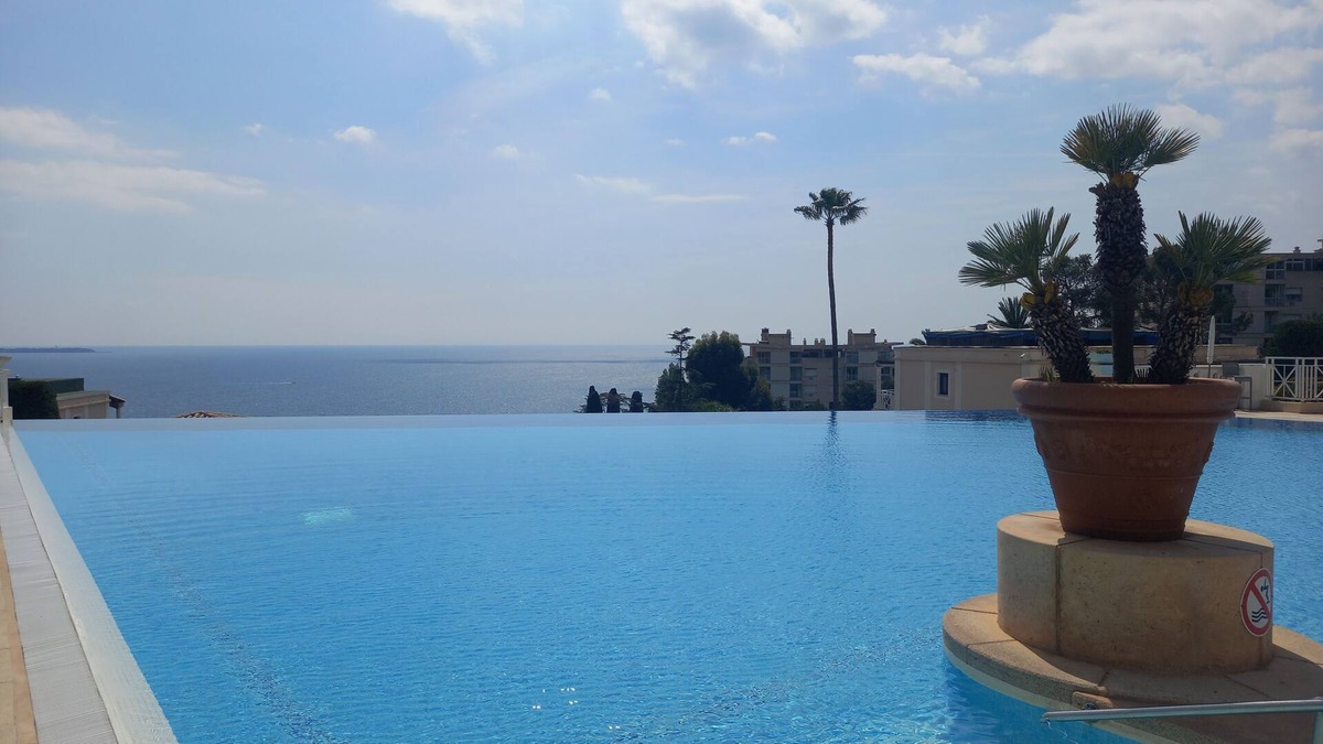 La Croix des Gardes Apartment | Beautiful 2/3-room apartment, terrace, pool, view of boats and islands.